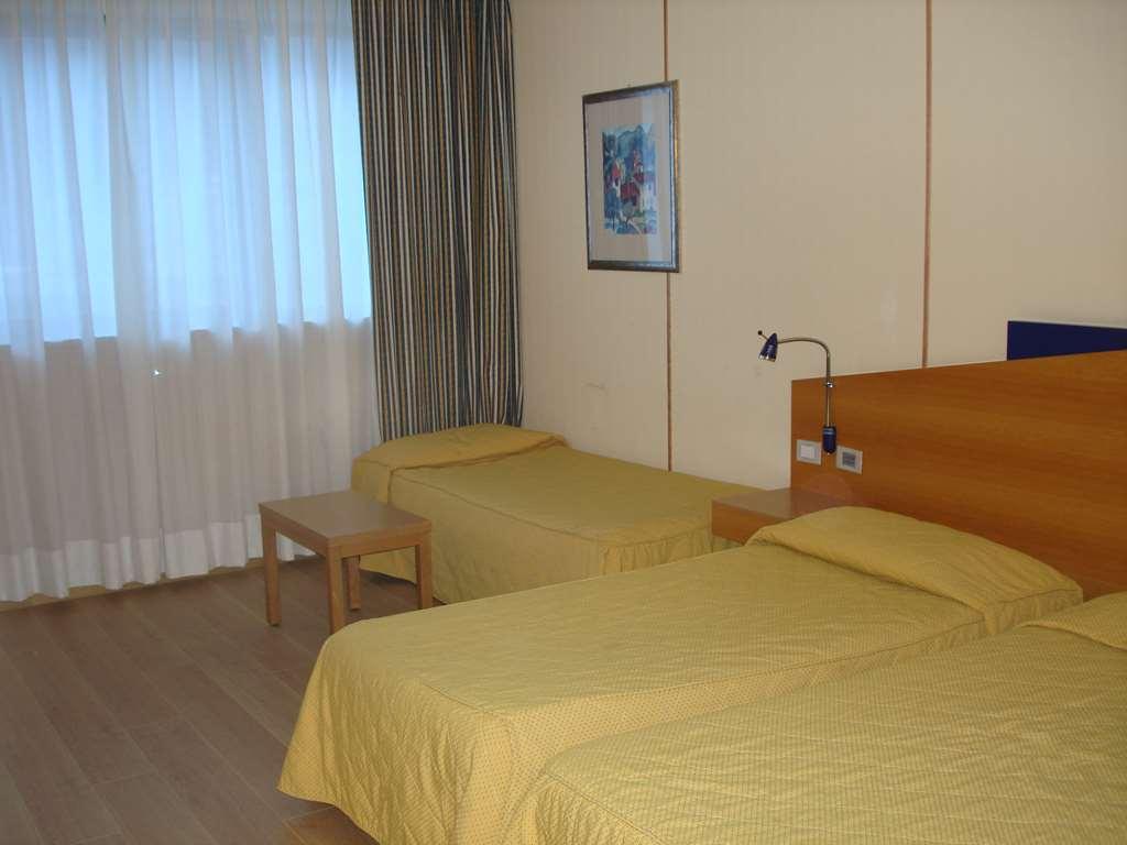 Hotel Express Aosta East Pollein Стая снимка