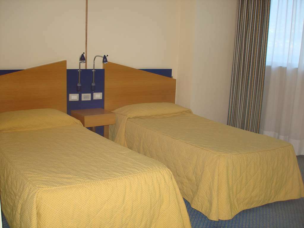 Hotel Express Aosta East Pollein Стая снимка